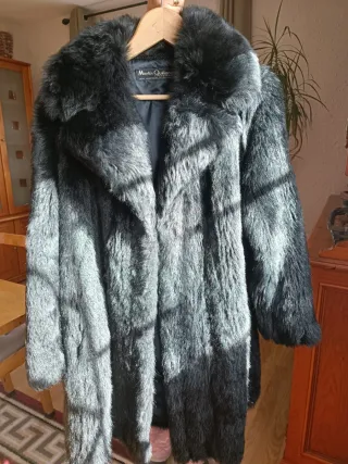 Abrigo de piel prácticamente nuevo, negro