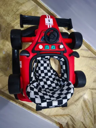 Tacatá coche de carreras rojo