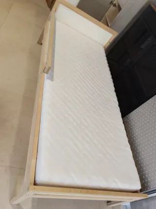 Cama infantil IKEA madera y blanco con colcchon