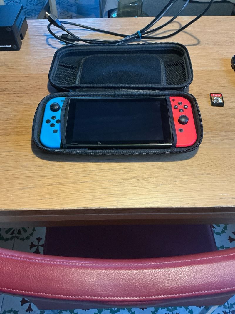 Nintendo Switch + 4 Joy-Cons + Zelda BOTW + Case afbeelding 2