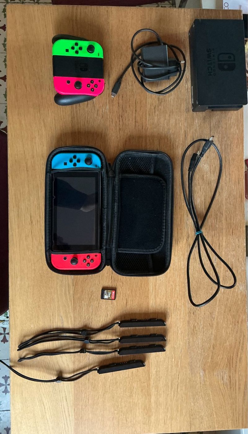 Nintendo Switch + 4 Joy-Cons + Zelda BOTW + Case afbeelding 4