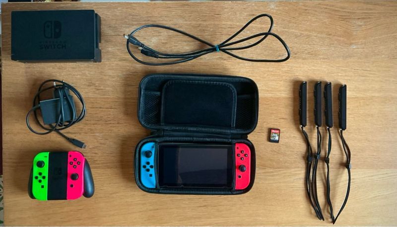 Nintendo Switch + 4 Joy-Cons + Zelda BOTW + Case