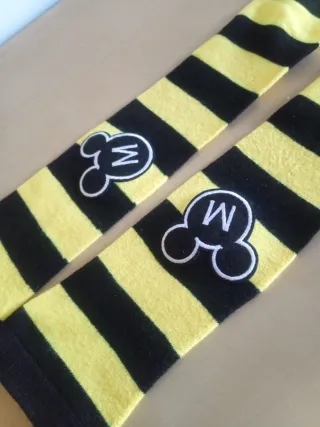 Calze lunghe a righe gialle e nere