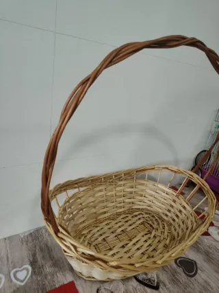 Cesta de mimbre con asa