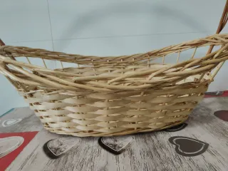 Cesta de mimbre con asa