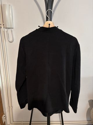 Sudadera COS negra con cremallera