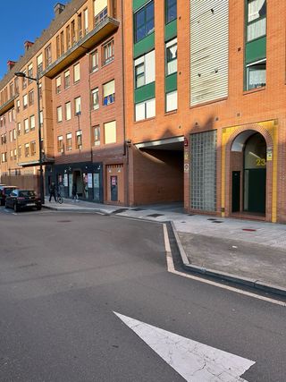 Alquilo plaza de garaje para coche pequeño / moto