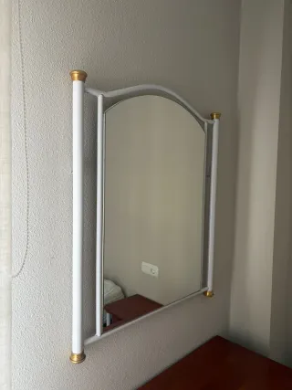 Espejo de pared blanco y dorado