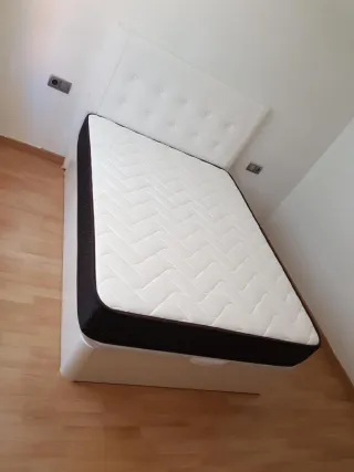 Colchón y base tapizada