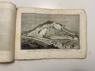 Atlas géologique ou vues d'amas de colonnes basalt