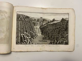 Atlas géologique ou vues d'amas de colonnes basalt