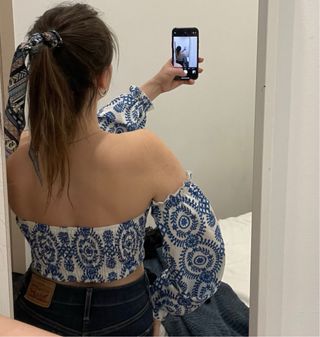 Top palabra de honor bordado azul y blanco