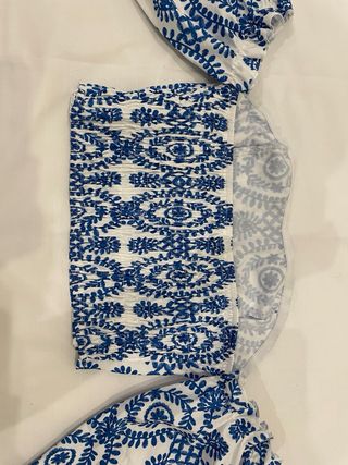 Top palabra de honor bordado azul y blanco