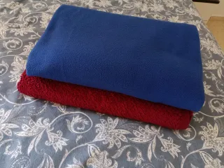 Mantas grandes de forro polar.