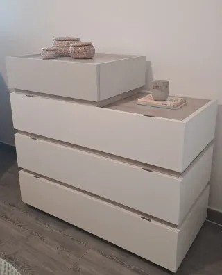 Cómoda de madera color arena y blanco