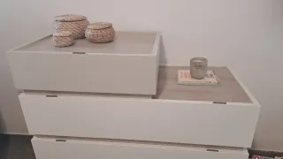 Cómoda de madera color arena y blanco