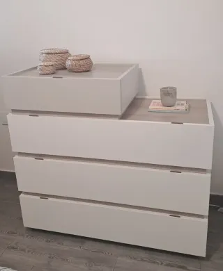 Cómoda de madera color arena y blanco