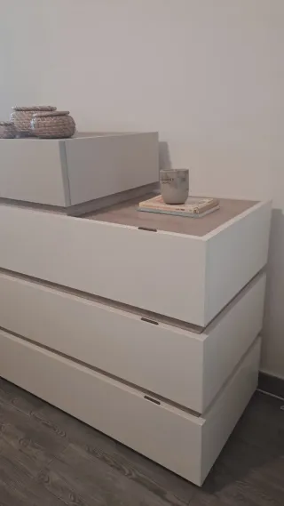 Cómoda de madera color arena y blanco