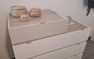 Cómoda de madera color arena y blanco