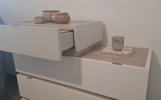 Cómoda de madera color arena y blanco