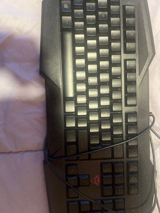 Teclado, alfombrilla y auriculares con luces