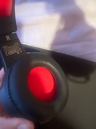 Teclado, alfombrilla y auriculares con luces