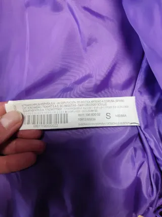 Chaqueta corta plumífera morada.