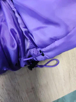 Chaqueta corta plumífera morada.