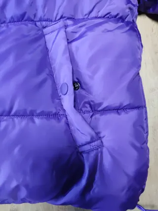 Chaqueta corta plumífera morada.