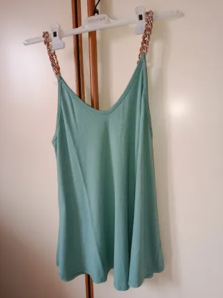 Top verde  svasato con bretelle a catena