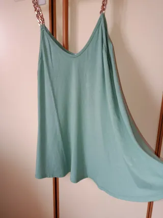 Top verde  svasato con bretelle a catena