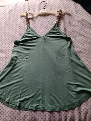 Top verde  svasato con bretelle a catena