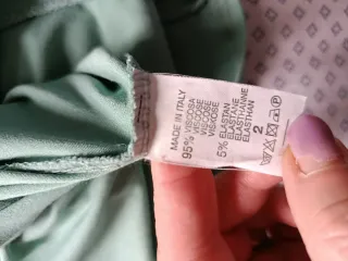 Top verde  svasato con bretelle a catena