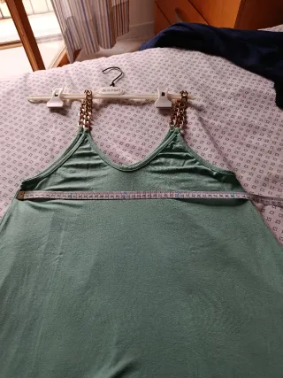 Top verde  svasato con bretelle a catena