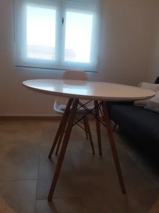 Mesa redonda blanca con 2 sillas
