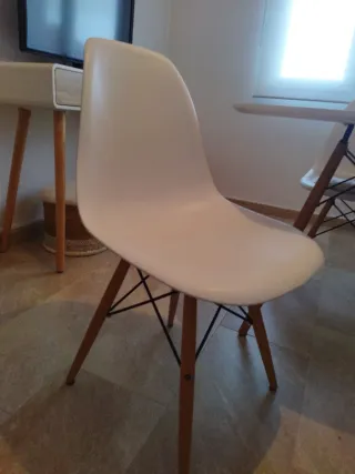 Mesa redonda blanca con 2 sillas