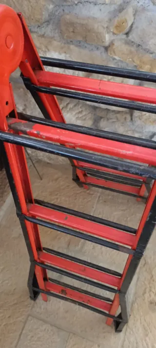 Escalera de acero articulada