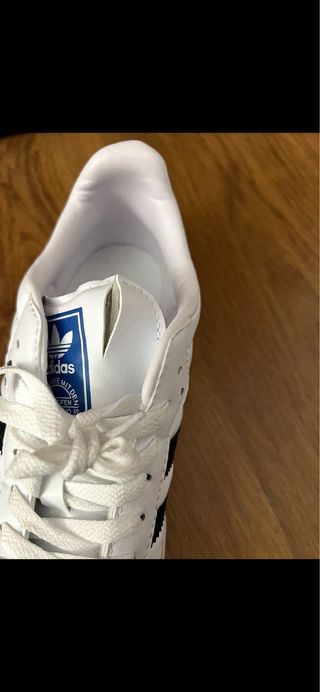 Zapatillas deportivas color blanco número 40.