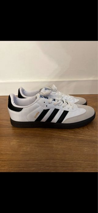 Zapatillas deportivas color blanco número 40.