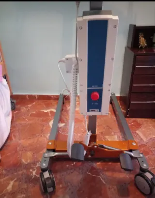 Cama articulada y grúa para enfermos