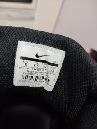 Zapatillas Nike Negras y Doradas Talla 39