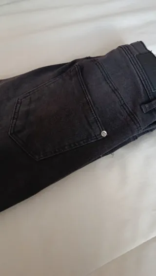 Pantalón vaquero negro Only. Corte recto.