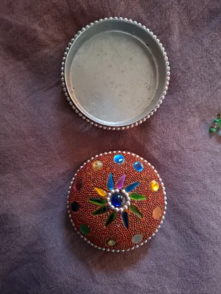 Cajita joyero decorada con abalorios