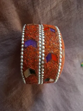 Cajita joyero decorada con abalorios