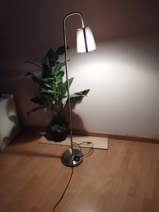 Lámpara de pie plateada y blanca