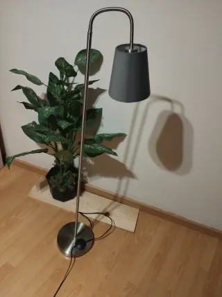 Lámpara de pie plateada y blanca