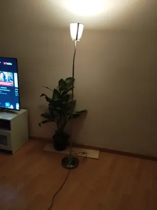 Lámpara de pie plateada y blanca