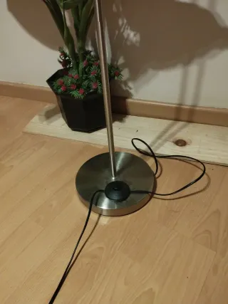 Lámpara de pie plateada y blanca