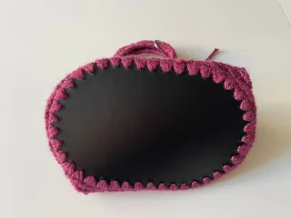 Borsa e portachiavi all'uncinetto.