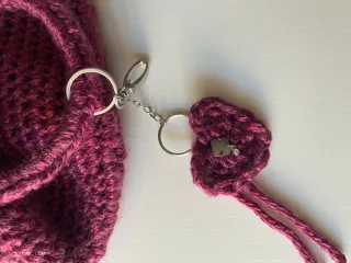 Borsa e portachiavi all'uncinetto.